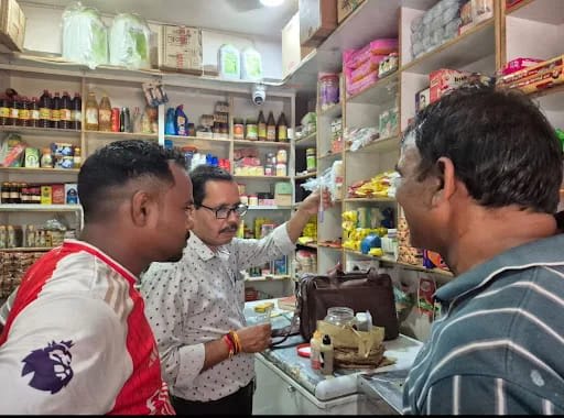 खाद्य एवं औषधि प्रशासन की टीम ने लिए दूध और पनीर के नमूने