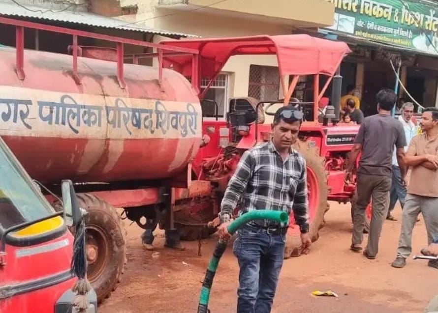 कचरा साफ होने के बाद भी बदबू से परेशान थे राहगीर, पत्रकार अरशद अली ने खुद संभाली लेजम