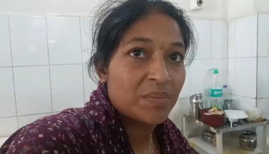 शराब के नशे में पति ने पत्नी पर फेंका गर्म तेल, चेहरा हटाने से टला बड़ा हादसा; कान के पीछे और हाथ झुलसा