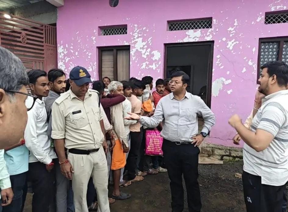 राशन वितरण में अनियमितता पर कलेक्टर सख्त, बड़ोखरा में खुद निगरानी में कराया राशन वितरण