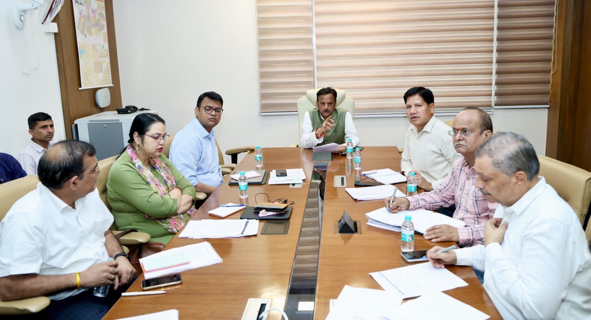 भौतिक रूप से तैयार स्वास्थ्य संस्थानों में मैनपावर, उपकरण और फर्नीचर की उपलब्धता सुनिश्चित करें: उप मुख्यमंत्री शुक्ल