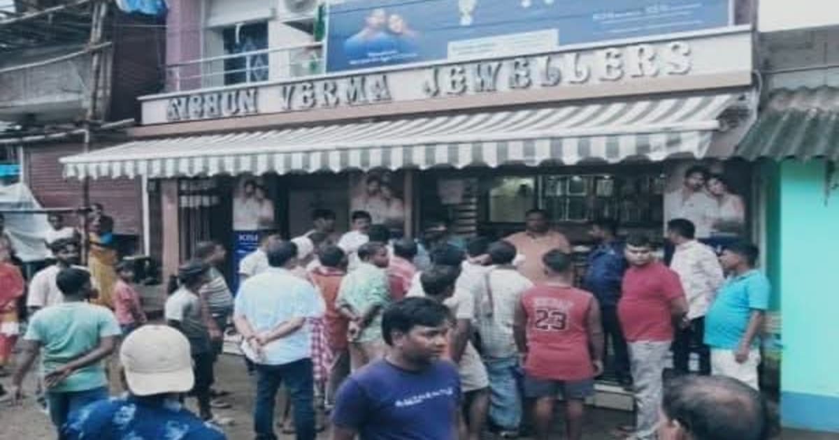 पाकुड़ में हथियारबंद अपराधियों का तांडव, आभूषण दुकान में दिनदहाड़े लाखों की लूट