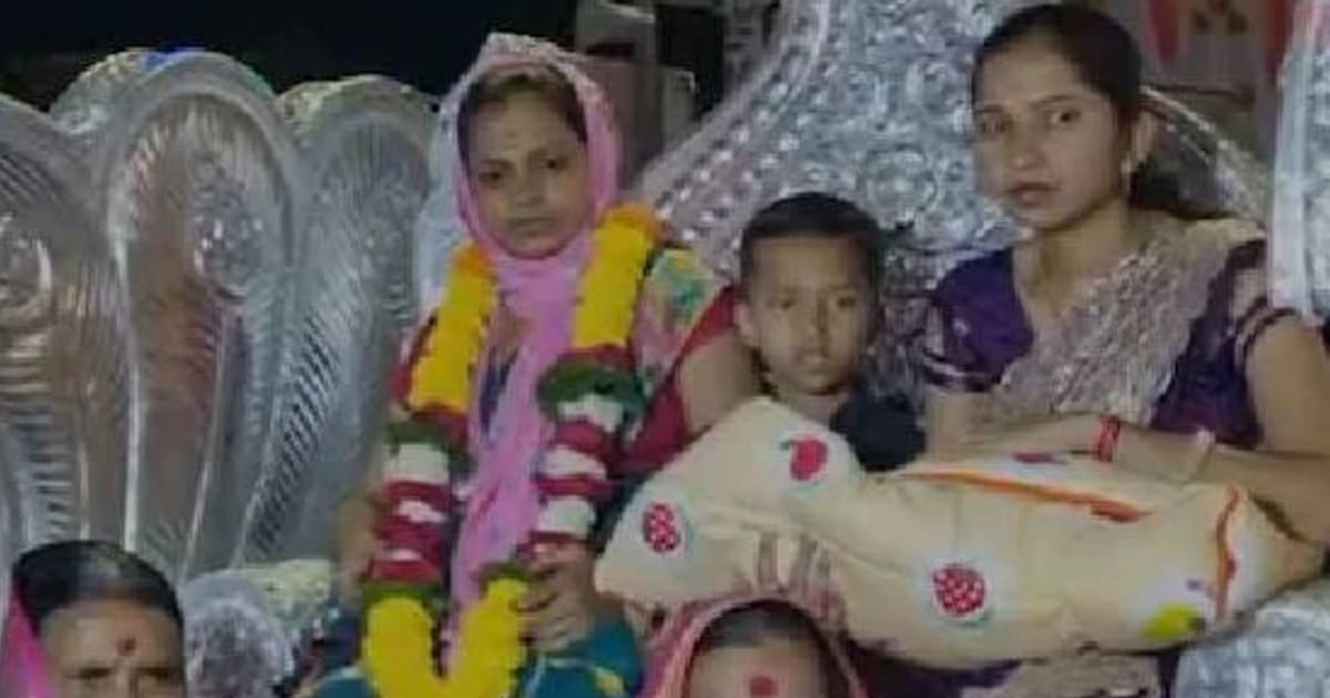 परिवार में 200 साल बाद बेटी जन्मी, रथ में लाए:ढोल-नगाड़ों से स्वागत किया, महाराष्ट्र के बीड़ का मामला