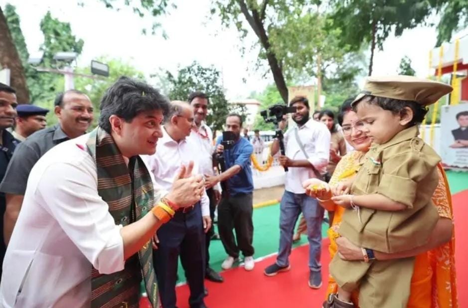 शिवपुरी के अत्याधुनिक मुख्य डाकघर का लोकार्पण, सिंधिया ने खुद टोकन लेकर समझाई डिजिटल व्यवस्था