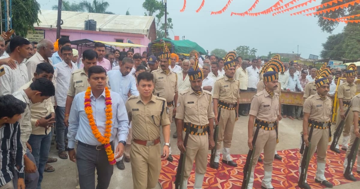 उज्जैन- कलेक्टर श्री सिंह ने भगवान श्रीकृष्ण की पालकी उठाई, पुलिस ने दिया गार्ड ऑफ ऑनर