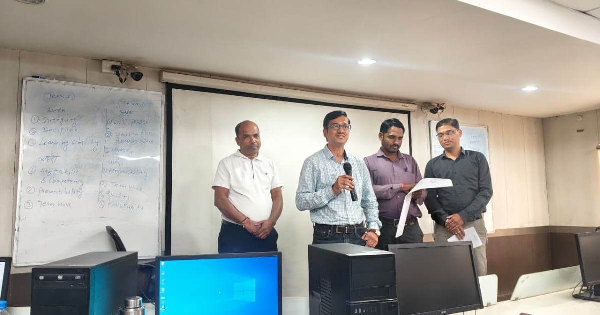 ई-दक्ष केंद्र में कर्मयोगी अंतर्गत विभागीय अधिकारी एवं कर्मचारियों को दिया जा रहा प्रशिक्षण