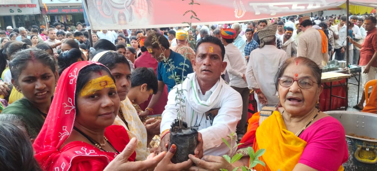 पर्यावरण संरक्षण का संदेश देते हुए परमार्थी परिवार ने वितरित किए 600 पौधे