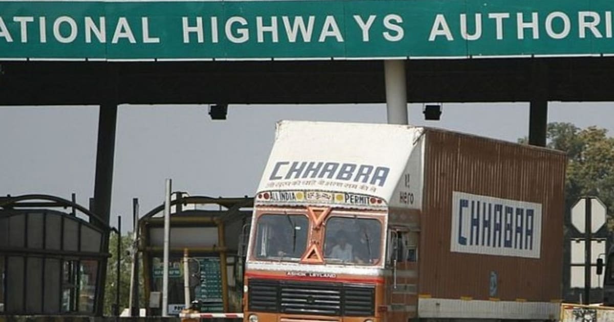 सुप्रीम कोर्ट में उठा हाईवे पर अतिक्रमण-पार्किंग का मुद्दा:NHAI को निर्देश- सभी टोल प्लाजा पर कैमरे और सर्विलांस रूम बनाएं