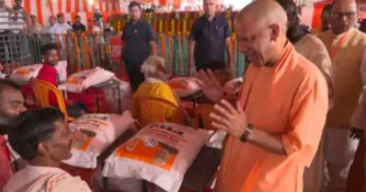 यूपी के फर्रुखाबाद में बाढ़ पीड़ितों से मिले सीएम योगी, राहत किट बांटी