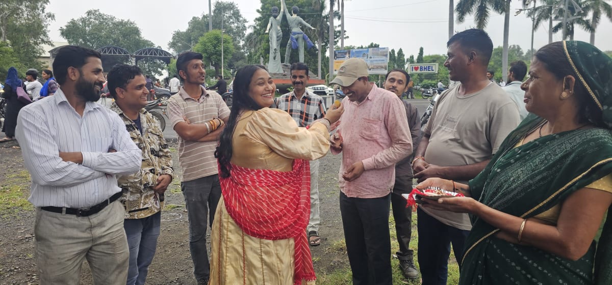 बीईएचएल गेट नंबर पांच पर हुआ रक्षाबंधन मिलन एवं मजदूर सम्मान समारोह