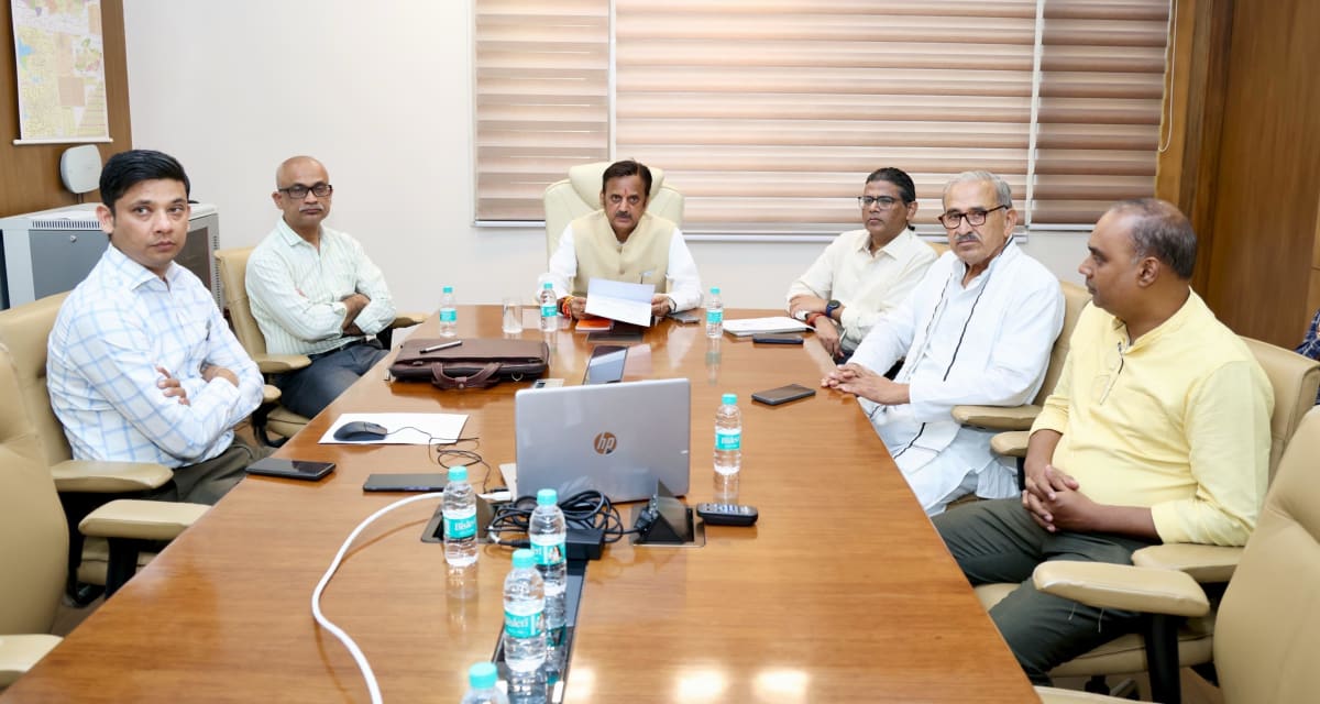 चिकित्सकों में सेवा और संवेदनशीलता का भाव स्वास्थ्य सेवाओं के बेहतर प्रदाय के लिए अहम : उप मुख्यमंत्री शुक्ल