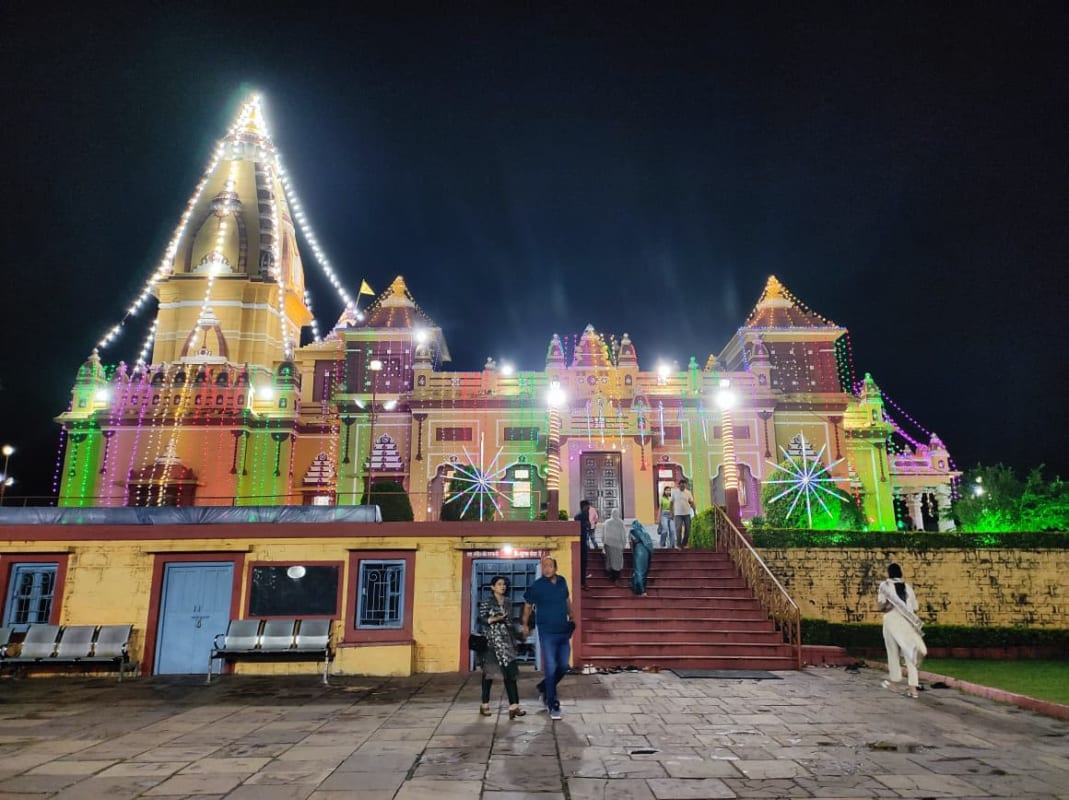जन्माष्टमी के अवसर पर मंदिर परिसर को अलौकिक एवं मनमोहक विद्युत सज्जा से सजाया जा रहा है।