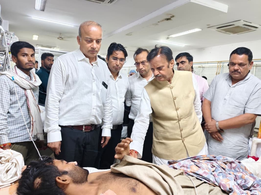 रीवा बस हादसा: घायलों से मिलने अस्पताल पहुंचे उप मुख्यमंत्री शुक्ल, गंभीर मरीजों की 24 घंटे निगरानी के निर्देश