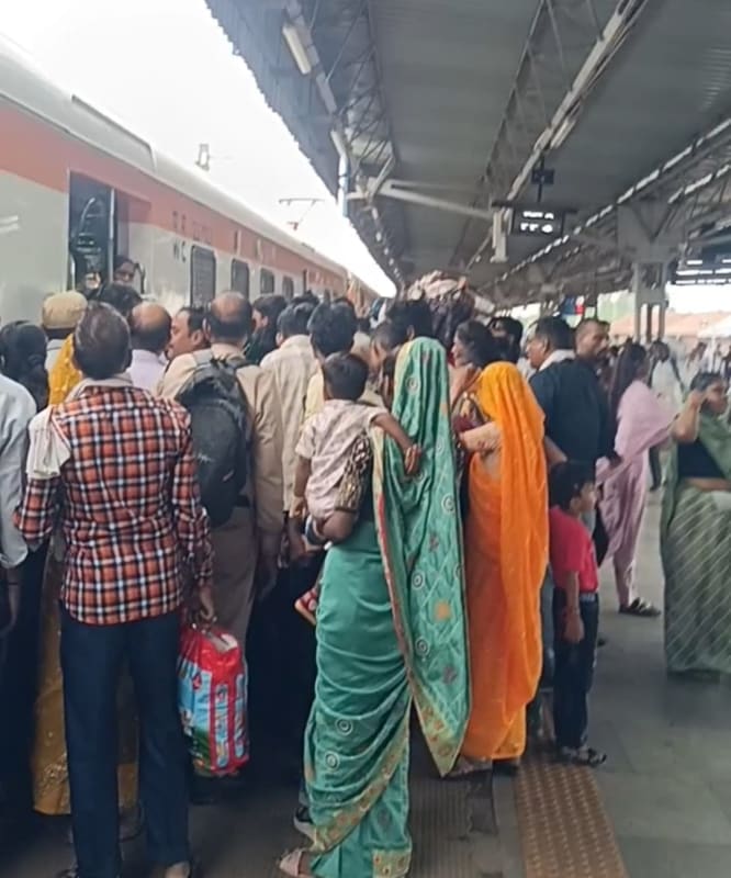 बीना–भोपाल मेमो ट्रेन में भारी भीड़, धक्का-मुक्की से मुसाफिर परेशान
