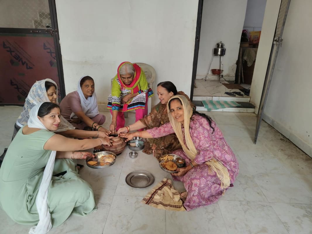संत नगर में सिंधी समाज की महिलाओं ने श्रद्धा से की शीतला सप्तमी की पूजा