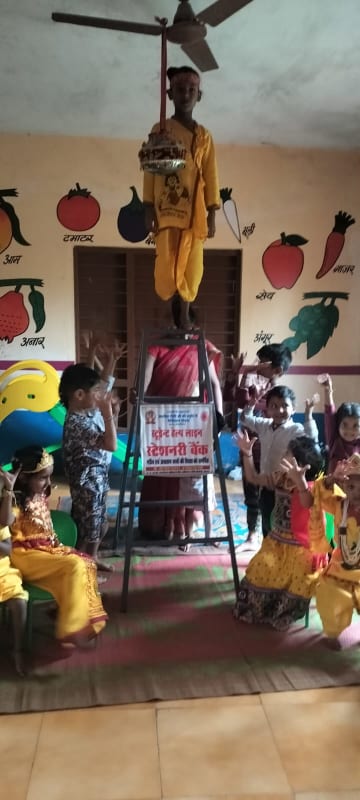 स्टेशनरी का वितरण कर ब्रह्मा कुमारीज ने मनाया जन्माष्टमी पर्व आंगनवाड़ी केंद्र में नन्हे-मुन्नों ने श्रीकृष्ण के बाल स्वरूप में मनाया उत्सव, शिक्षण सामग्री व मिठाई पाकर खिले बच्चों के चेहरे