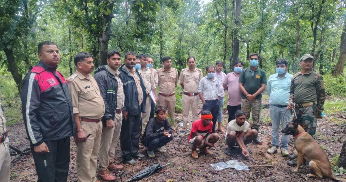 मृत भालू के नाखून काटकर ले जाने वाले दो आरोपी गिरफ्तार