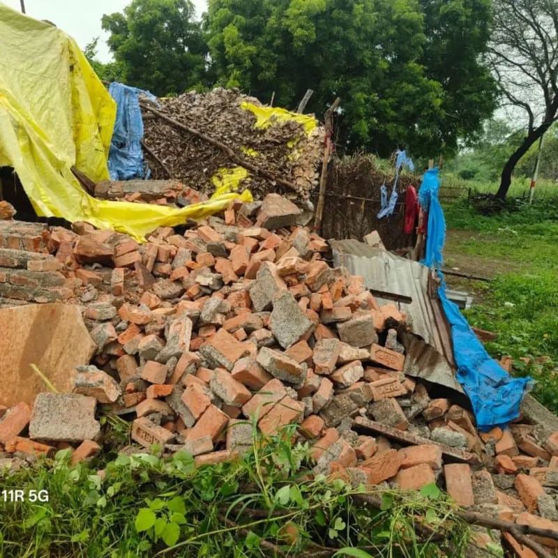 राशन की गड़बड़ी पर कलेक्टर का सख्त एक्शन, सेल्समैन के अवैध मकान पर चला प्रशासन का बुलडोजर