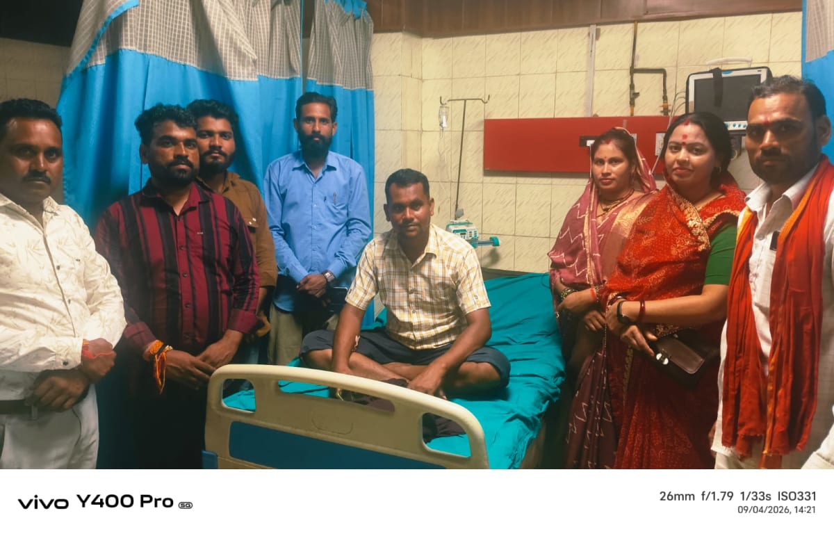 झांसी के शंकर हॉस्पिटल में पत्रकार रानू परिहार से मिलने पहुंचे युवा कांग्रेस और किसान कांग्रेस के पदाधिकारी