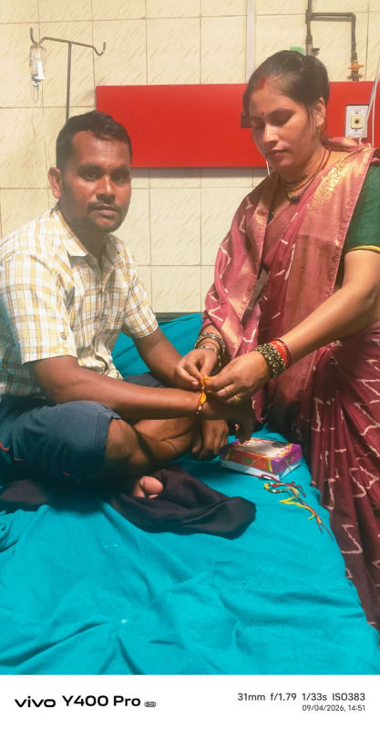 ड्रिप लगी कलाई पर बहन ने बांधा प्यार का धागा, जन्माष्टमी पर कृष्ण से माँगी भाई की जिंदगी