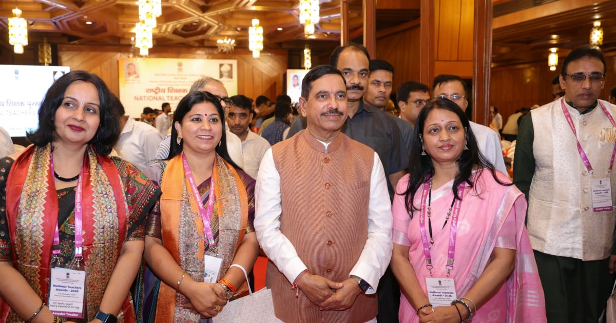 राष्ट्रीय शिक्षक पुरस्कार 2026 के विजेताओं से मिले शिक्षा मंत्री प्रल्हाद जोशी