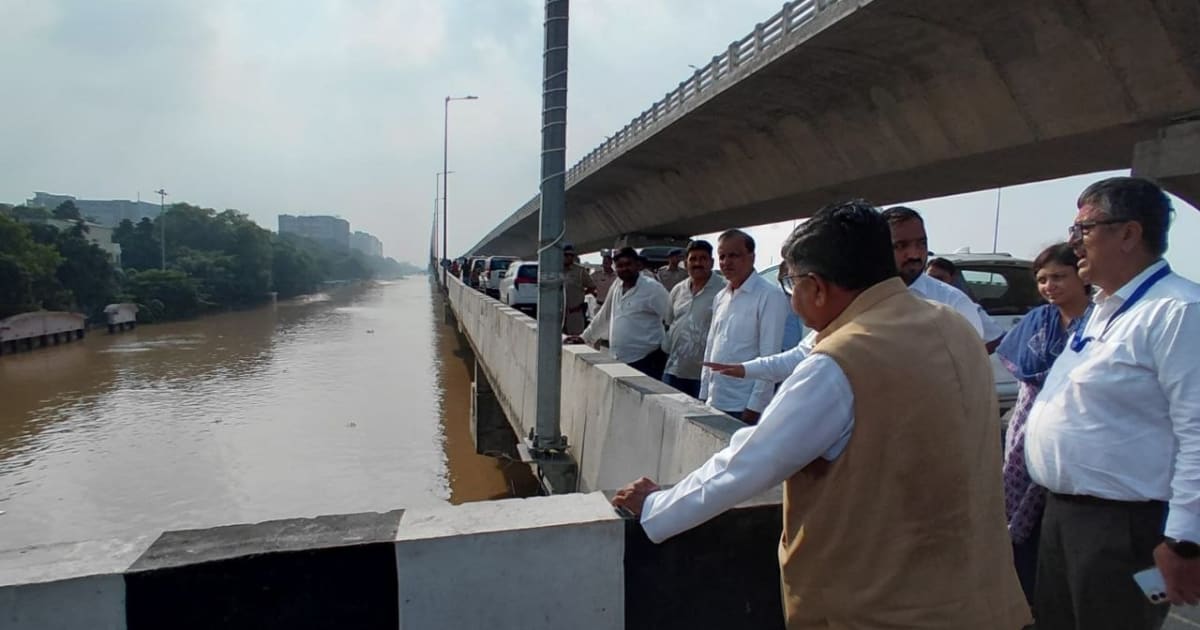 गंगा के बढ़ते जलस्तर का रविशंकर प्रसाद ने लिया जायजा