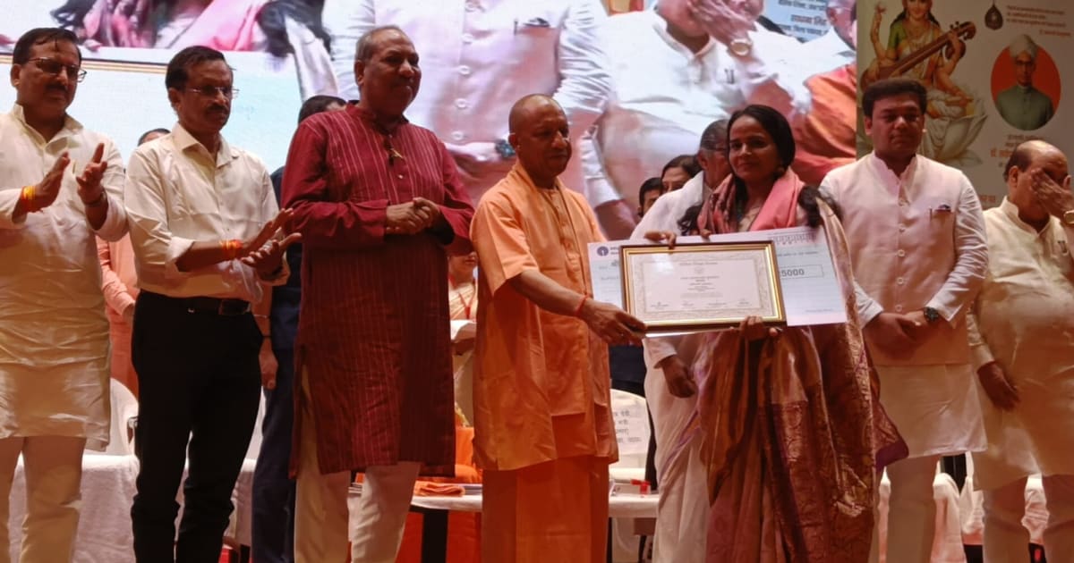 गोरखपुर में 81 शिक्षकों को मुख्यमंत्री योगी आदित्यनाथ ने किया सम्मानित