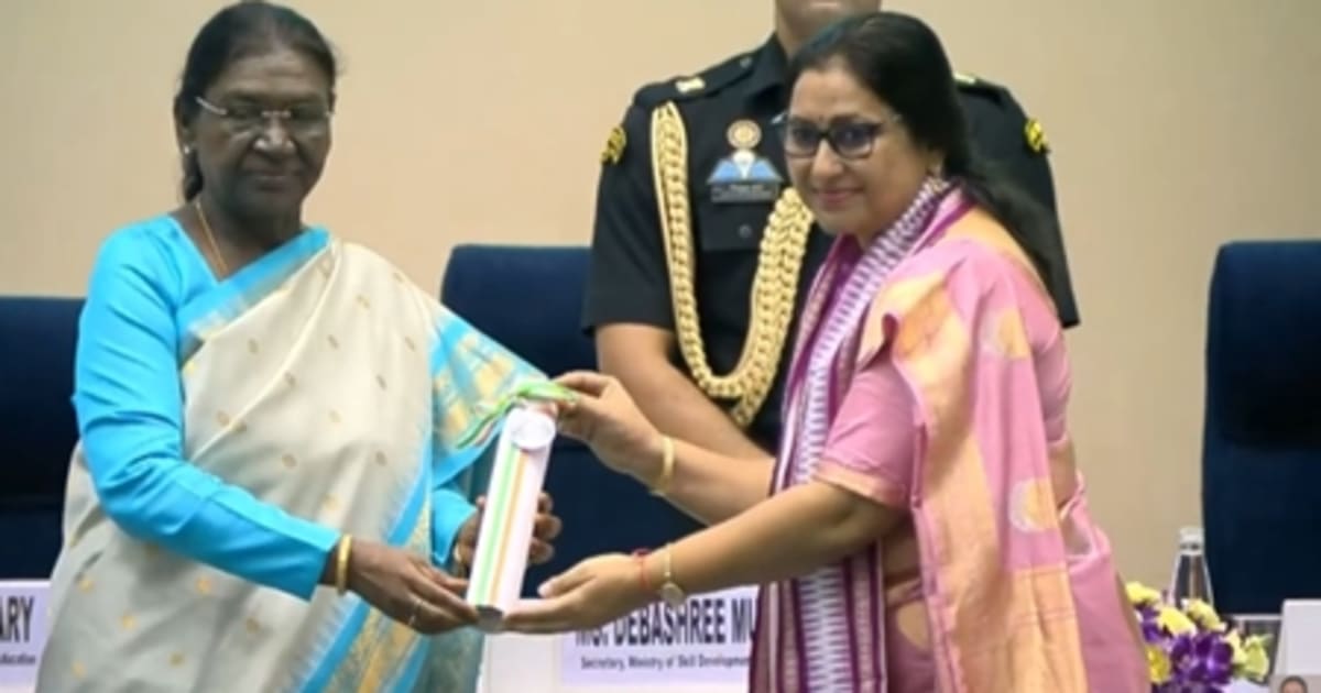 राष्ट्रपति द्रौपदी मुर्मु ने आज नई दिल्ली में राष्ट्रीय शिक्षक पुरस्कार प्रदान किए