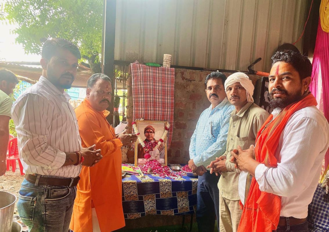 खुकरिया में स्वर्गीय बटन लाल गौर की तेरहवीं में शामिल हुए विश्व हिंदू महासंघ के पदाधिकारी