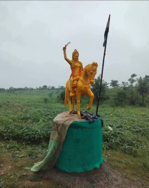 सरकारी जमीन पर रातोंरात लगाई महारानी अवंतीबाई की प्रतिमाः पिछोर में बिना अनुमति प्रतिमा लगाने का आरोप, पहले भी सामने आ चुके हैं ऐसे मामले