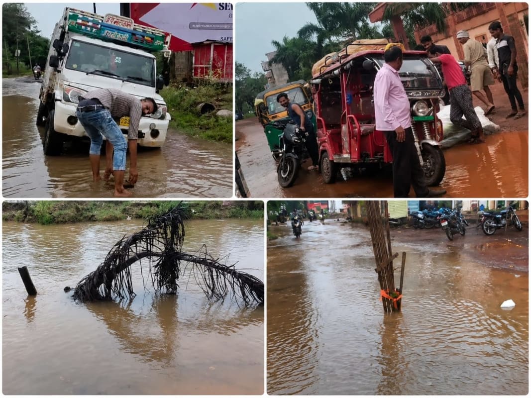 रेलवे स्टेशन रोड पर खुले सीवेज चेंबर में फंसी गाड़ियां, हादसे का बना खतरा