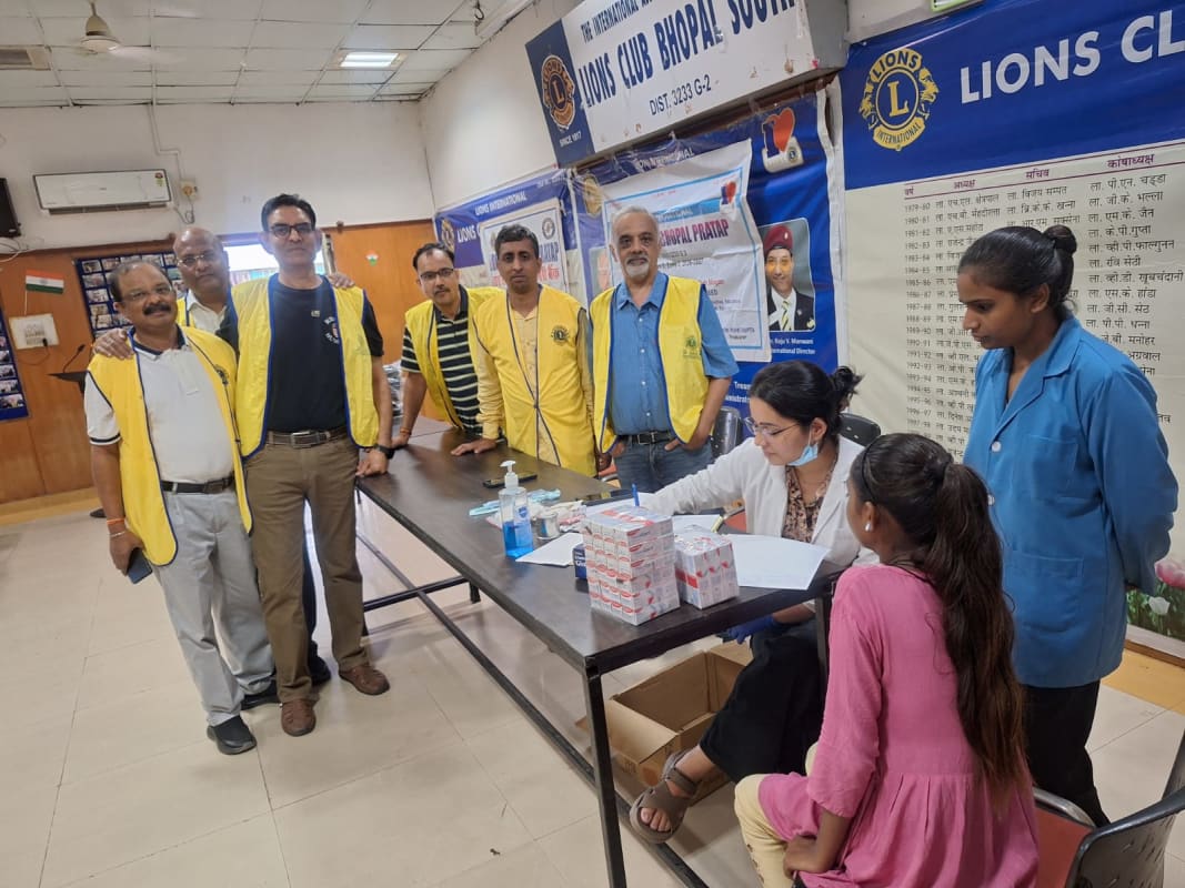 मजदूर वर्ग के विद्यार्थियों का स्वास्थ्य परीक्षण कर वितरित किए स्टेशनरी एवं स्कूली बैग