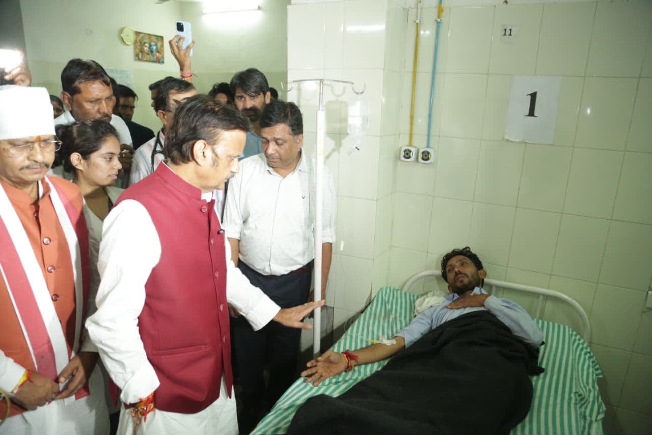 मरीज़ों का हाल लेते उपमुख्यमंत्री