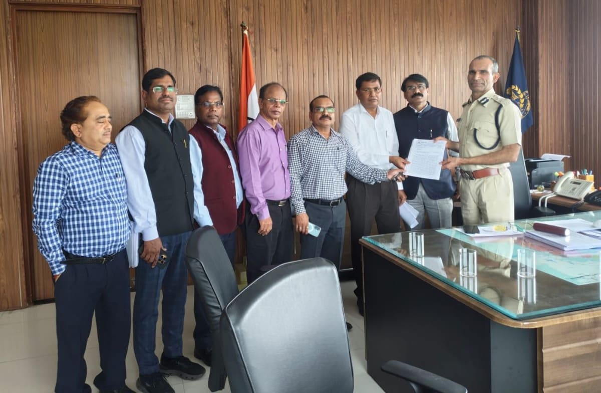 अजाक्स विवाद गहराया, न्यायालय के आदेश के बाद मुकेश मौर्य समेत अन्य के खिलाफ FIR की मांग
