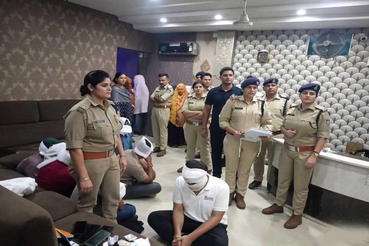 ग्वालियर में स्पा सेंटर पर पुलिस की दबिश, 7 युवक और 5 युवतियां हिरासत में