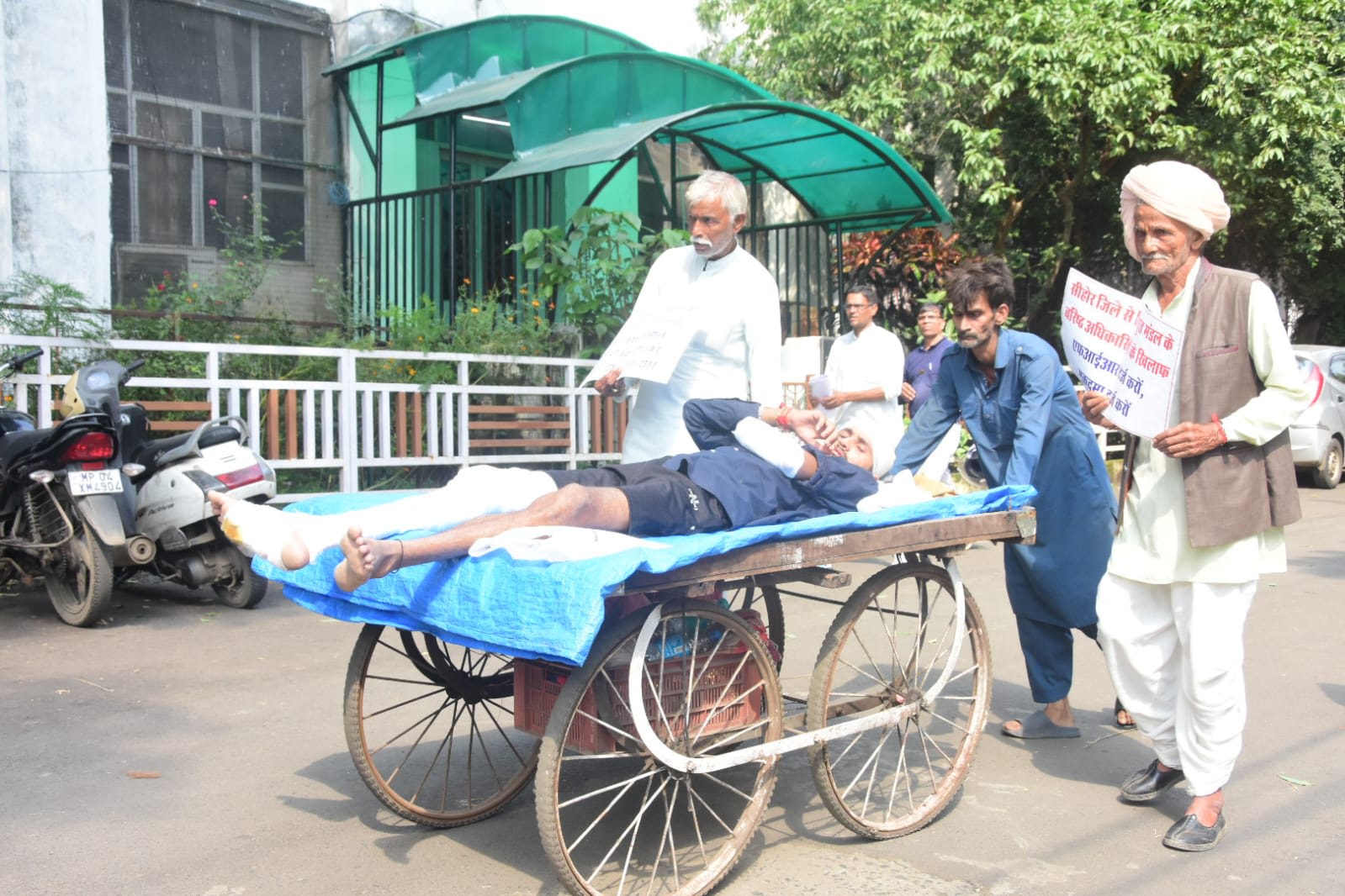 इंसाफ़ की आस में हाथ ठेले पर राजधानी भोपाल पहुंचे पिता-पुत्र, देखें वीडियो