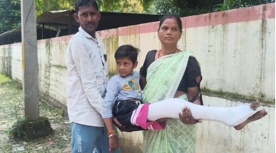 स्कूल जा रहे दो बच्चों की स्कूटी में बाइक ने मारी टक्कर, एक का पैर फ्रैक्चर; पिता ने एसपी से लगाई कार्रवाई की गुहार