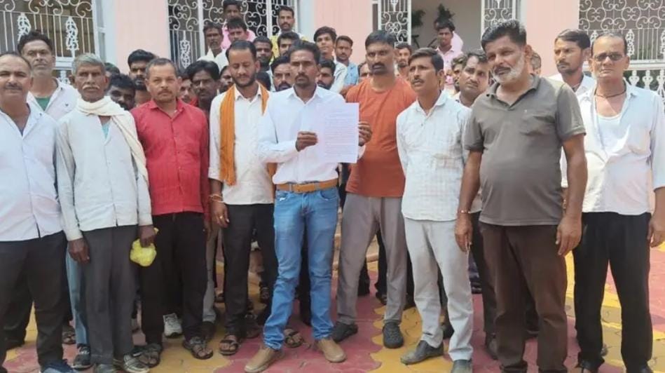 इंदार पंचायत में सरपंच पति और रोजगार सचिव पर लगे आरोपों को ग्रामवासियों ने बताया निराधार, कलेक्टर को सौंपा ज्ञापन