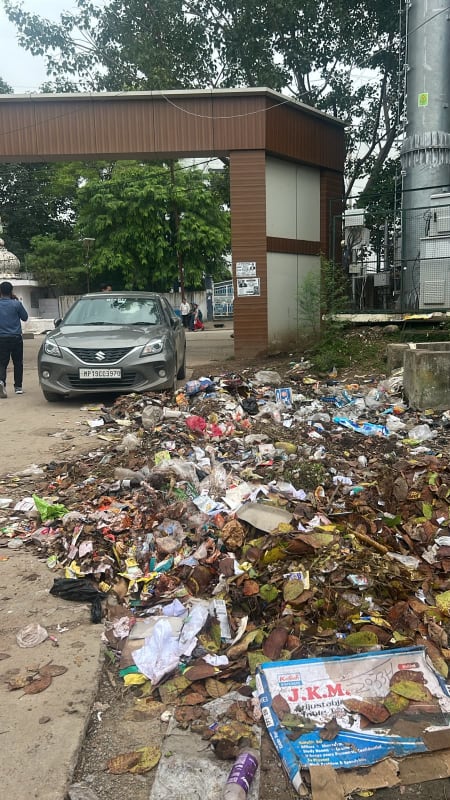 कलेक्ट्रेट के दरवाज़े पर कचरे का साम्राज्य, ‘स्वच्छ सतना’ के दावों को दिखा आईना