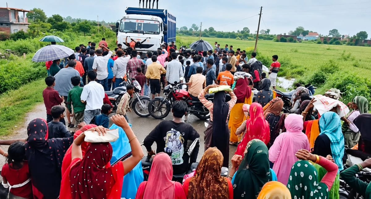 दो माह का राशन नहीं मिला तो ग्रामीणों ने किया चक्काजाम, तहसीलदार के पहुंचने पर शुरू हुआ वितरण