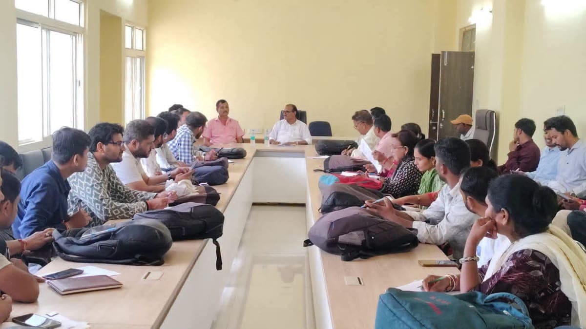 एसडीएम पोहरी ने ली पटवारियों की समीक्षा बैठक, लंबित राजस्व प्रकरणों को समय-सीमा में निपटाने के दिए निर्देश