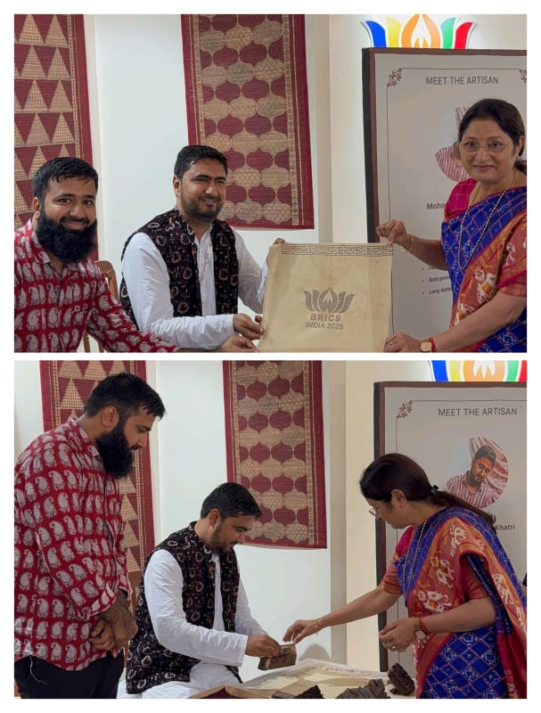 केंद्रीय मंत्री अन्नपूर्णा देवी ने ब्रिक्स बाजार में देखी मध्यप्रदेश की बाग प्रिंट की कला, खुद लगाया लकड़ी का पारंपरिक ठप्पा