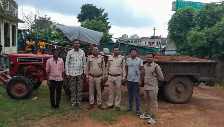 रेंजर माधव सिंह सिकरवार के आते ही वन क्षेत्र में अवैध गतिविधियों पर शिकंजा, मुरम से भरा ट्रैक्टर-ट्रॉली जब्त