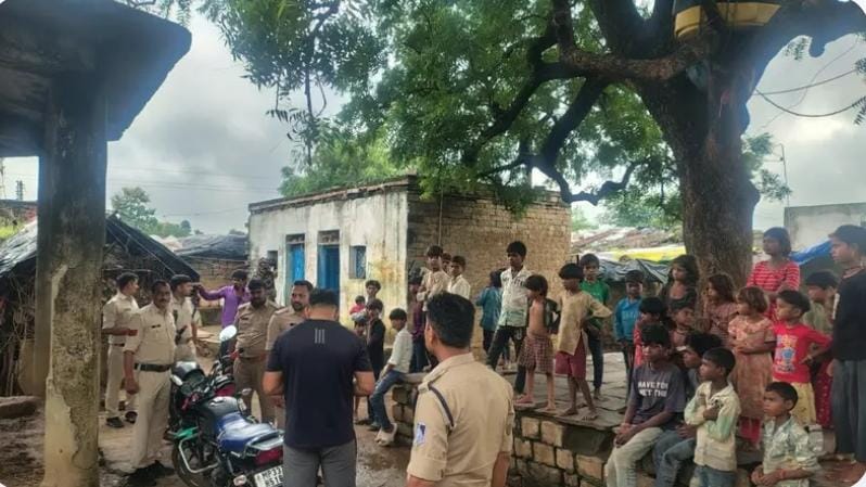 थाना प्रभारी रवि चौहान के नेतृत्व में पोहरी में अवैध शराब के ठिकानों पर दबिश, संभावित स्थानों पर छापेमारी
