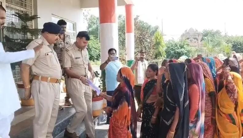 भजन गाकर पुलिस को सुनाई खरी-खोटी, अवैध जहरीली कच्ची शराब और बस्ती के बीच खुली शासकीय शराब दुकान हटाने की मांग, 10 दिन का अल्टीमेटम
