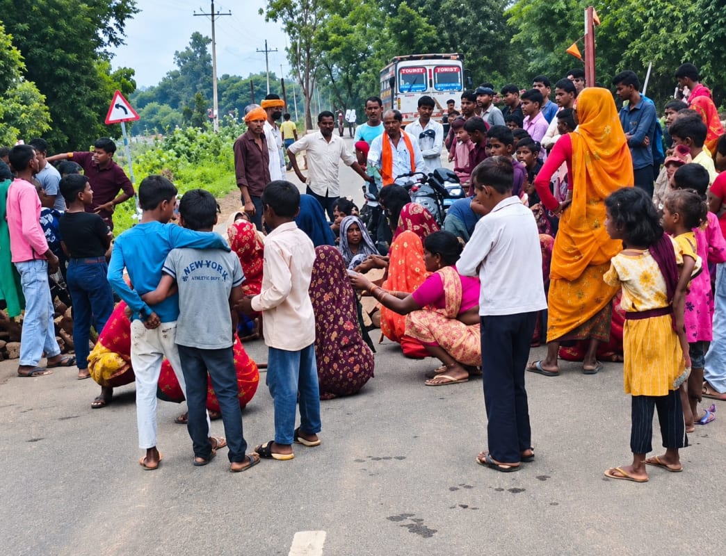 शराब के विरोध में आदिवासी महिलाओं का बड़ा प्रदर्शन, पत्थर रखकर खोड़-सिरसौद मार्ग किया जाम