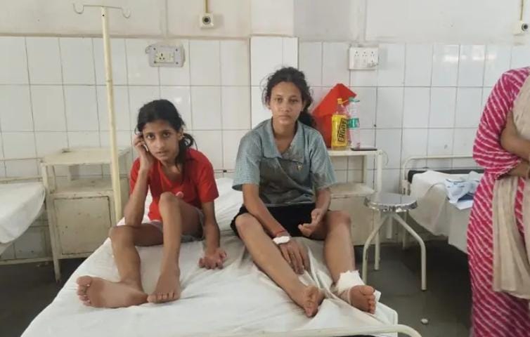 नवाब साहब रोड पर तेज रफ्तार ट्रैक्टर ने स्कूटी को मारी टक्कर, दो युवतियां घायल