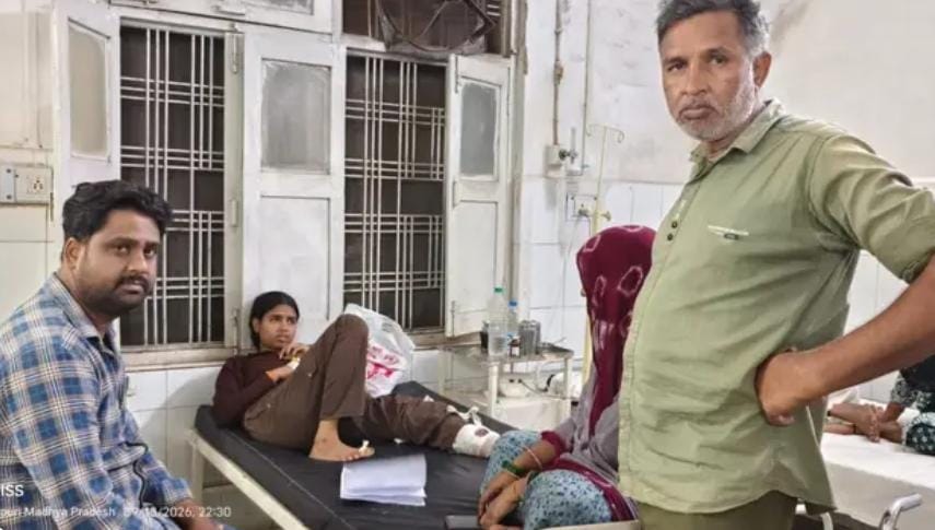 बस की टक्कर से स्कूटी सवार सौम्या घायल, चालक बस लेकर फरार