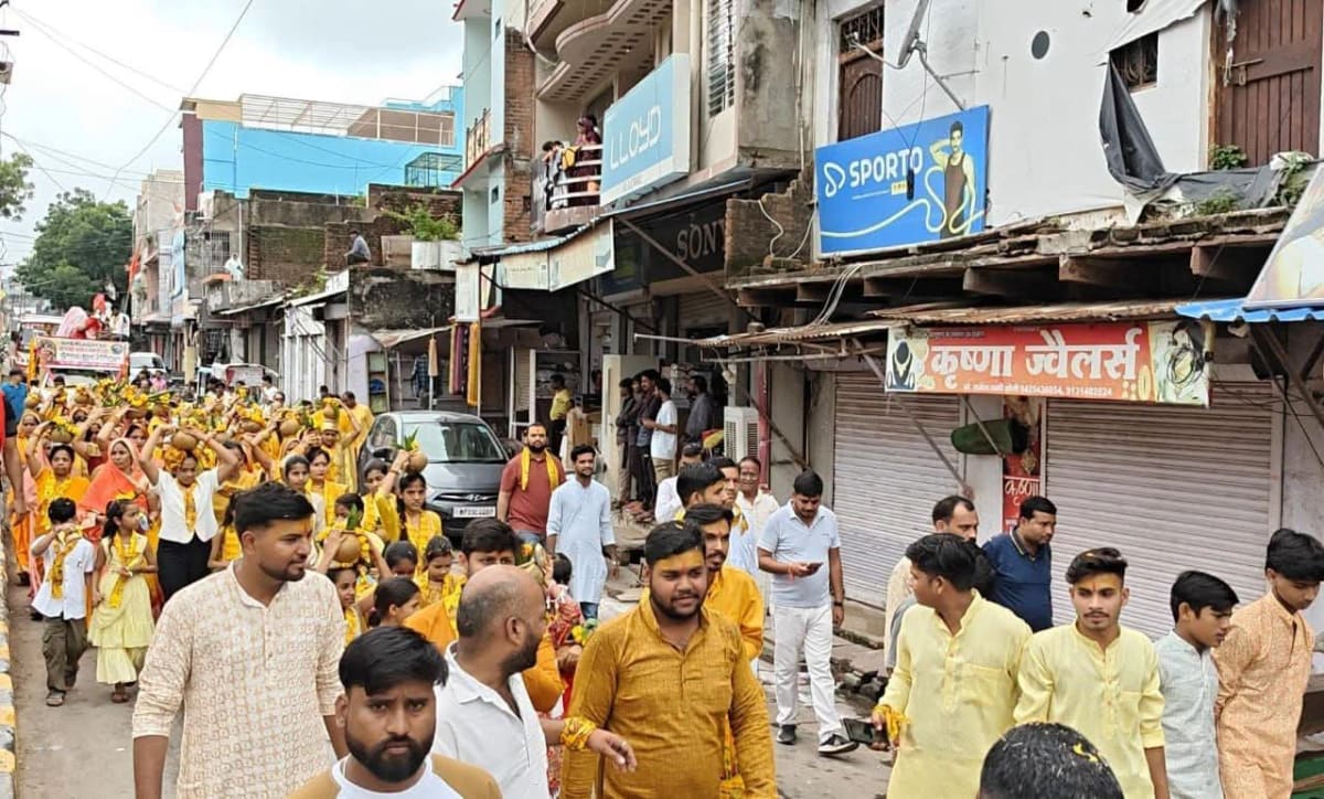 करैरा में ढोल-नगाड़ों और जयकारों के बीच निकली कलश यात्रा, श्री गणेश सरकार सेवा समिति के द्वारा किया गया बप्पा को विराजित