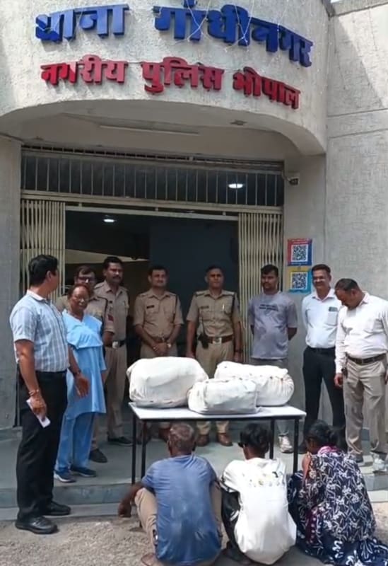 बाप ने बेटी को सिखाया गुनाह! गांजे की तस्करी में पिता-बेटी समेत तीन गिरफ्तार